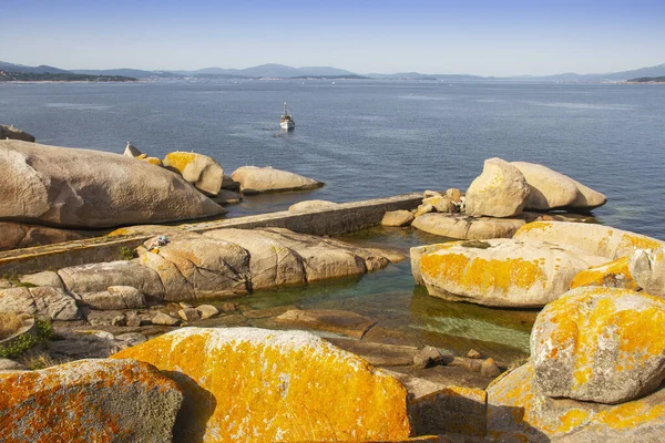 Morski Naturalny Basen Pomiędzy Przybrzeżnymi Skałami Wyspy Rua Galicji Hiszpania — Zdjęcie stockowe