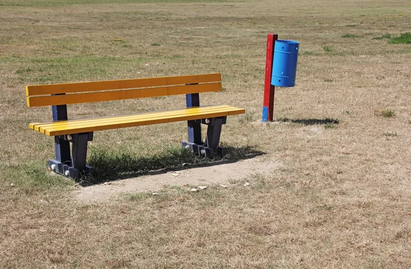 Желтая скамейка — стоковое фото