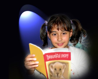 kız kitap okuyor.