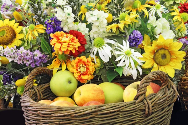 Apples and flowers — Stock Photo, Image