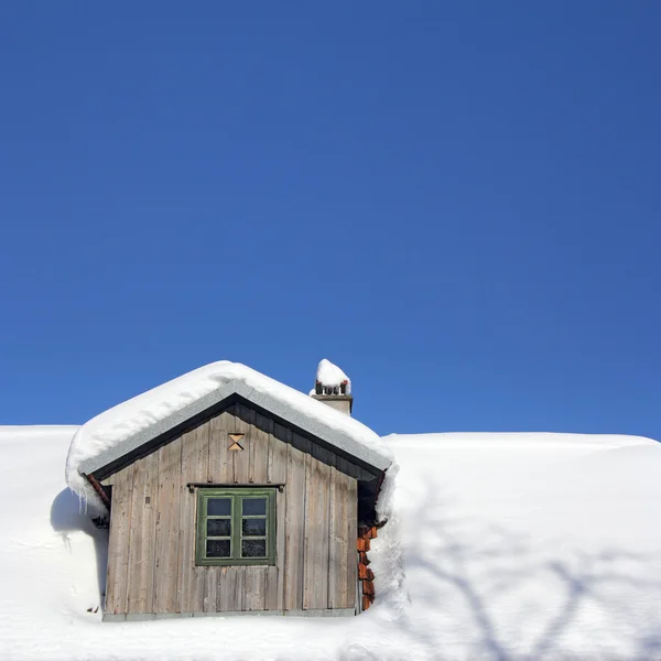 屋顶下的雪 — 图库照片