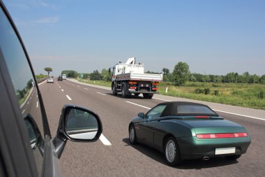 karayolu trafik çok güzel, güneşli bir yaz gününde