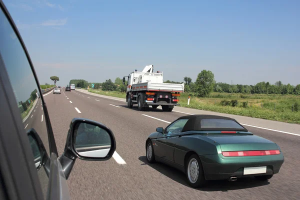 Autobahnverkehr an einem schönen, sonnigen Sommertag — Stockfoto