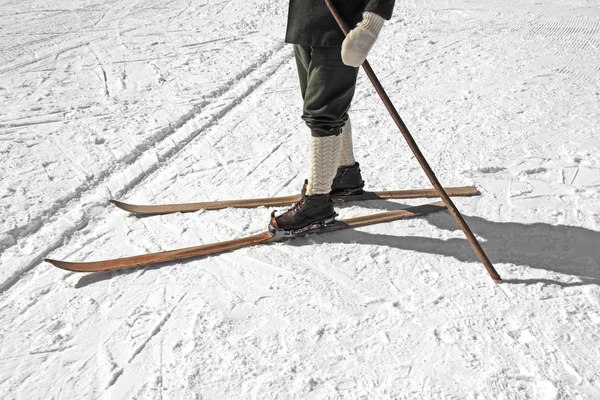 Старі лижі та черевики — стокове фото