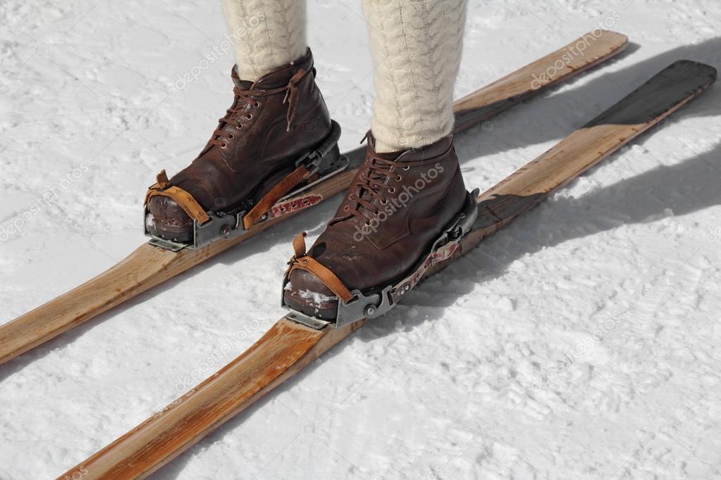 gelijktijdig lucht Gebakjes Oude ski 's ⬇ Stockfoto, rechtenvrije foto door © smuki #22554061