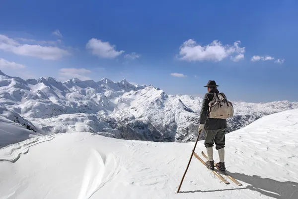 Oude skiër — Stockfoto