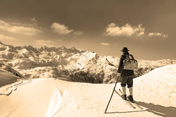 Oude skiër — Stockfoto