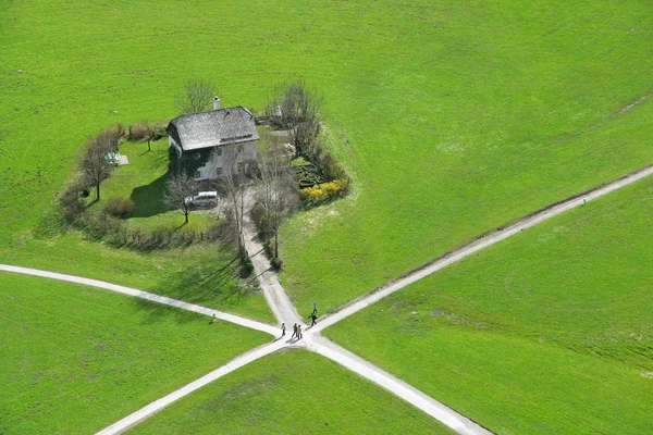 Haus auf der Wiese — Stockfoto