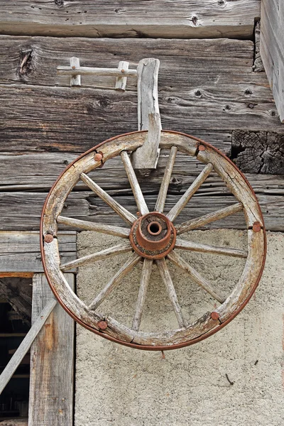 Старое деревянное колесо — стоковое фото