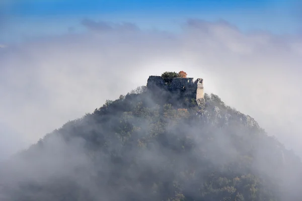 Castle in the fog — Stock Photo, Image