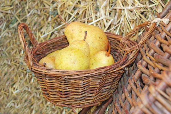 Peras en cesta —  Fotos de Stock