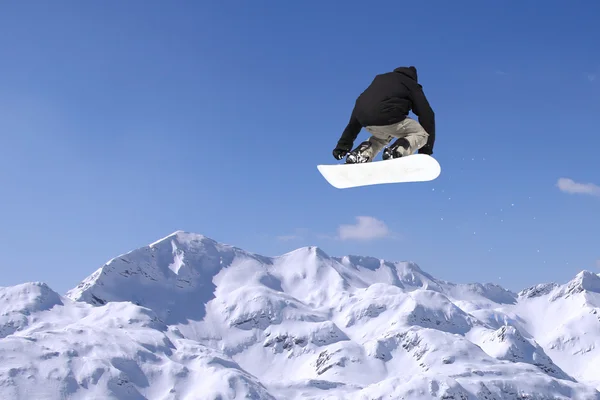 Snowboarder skoki — Zdjęcie stockowe