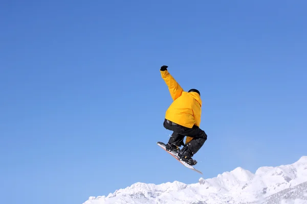 Atlama snowboarder — Stok fotoğraf