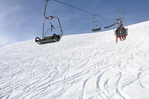 Skilift und Skifahrer — Stockfoto