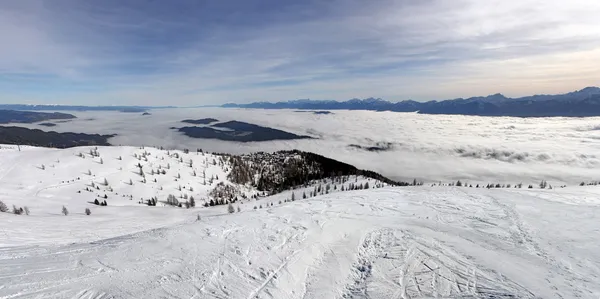 Panorámás kilátás nyílik a hegyre, télen — Stock Fotó