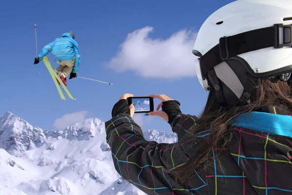 Mobiltelefon fotografier av skidåkare hoppa — Stockfoto