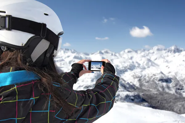 Photographing mountains with use phone — Stock Photo, Image