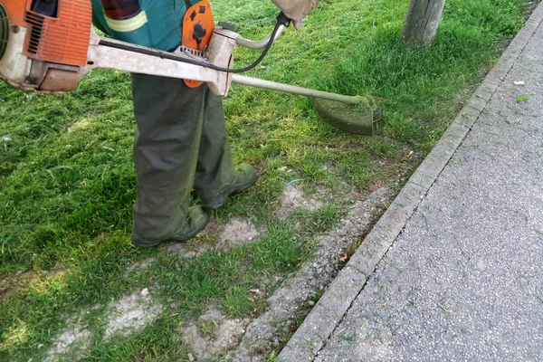 Mowing grass — Stock Photo, Image