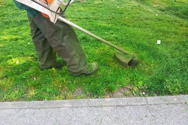 Mowing grass — Stock Photo, Image