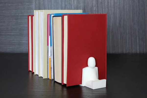 Livros em uma prateleira de madeira — Fotografia de Stock