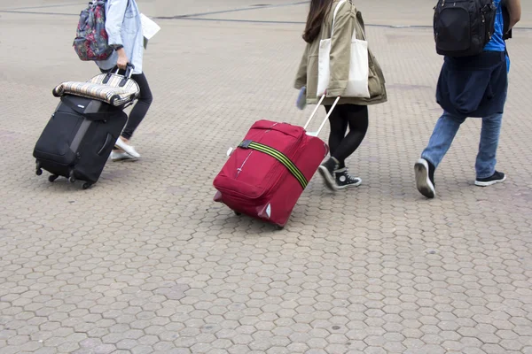 Turistas con una maleta — Foto de Stock