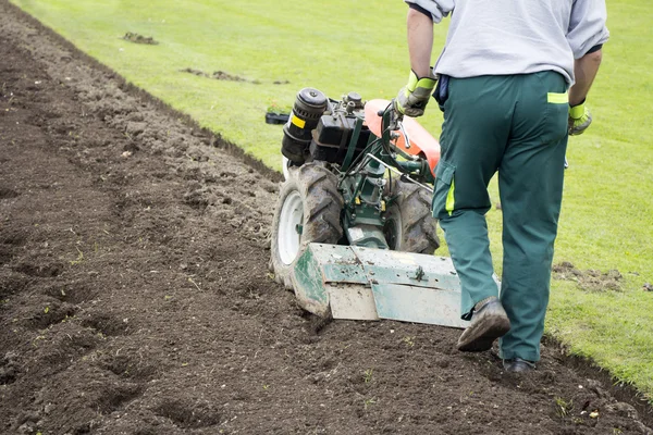 Uomo con rototiller — Foto Stock