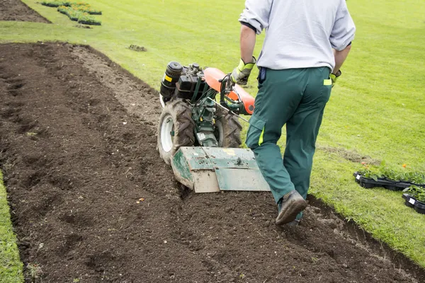 Man rototilling van de grond — Stockfoto