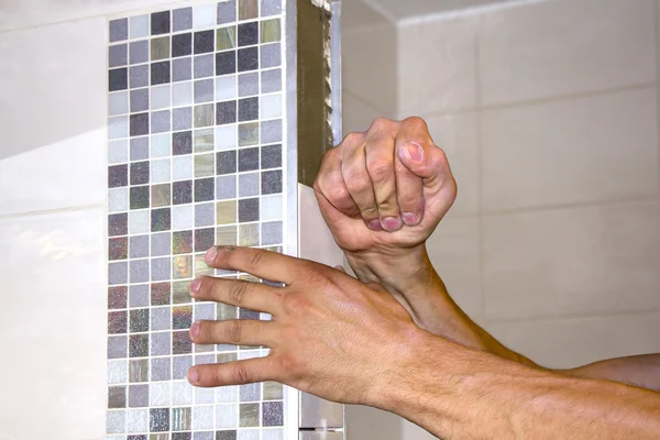 Worker puts tiles — Stock Photo, Image