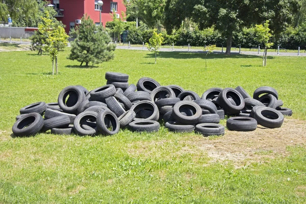 Gamla begagnade däck — Stockfoto