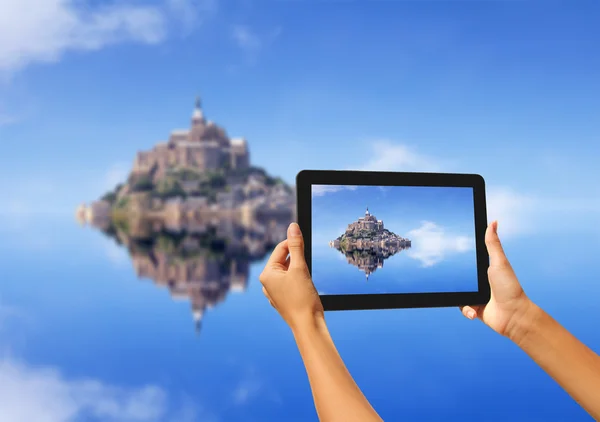 Taking pictures with a tablet — Stock Photo, Image