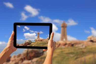 kadın bir tablet fener fotoğraf çekme