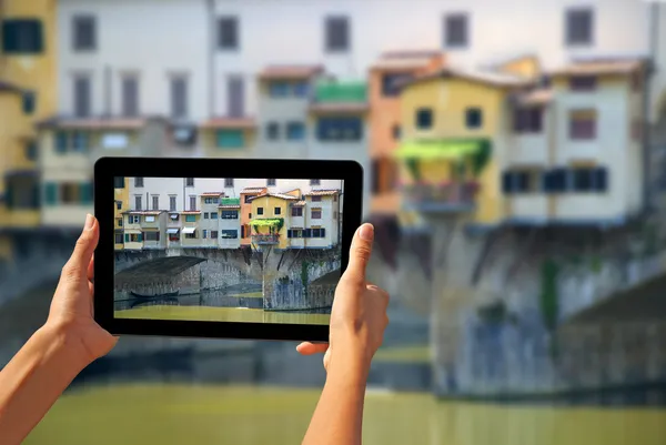 Ponte Vecchio Femeie care face fotografii pe o tabletă — Fotografie, imagine de stoc