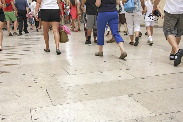 Zu Fuß die Straße hinunter — Stockfoto