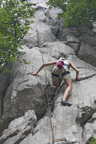 Woman rock climbing — Stock Photo, Image