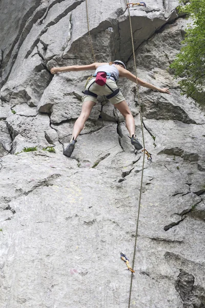 Woman climbing — Stock Photo, Image