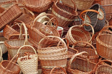 Bir sürü boş hasır sepet.