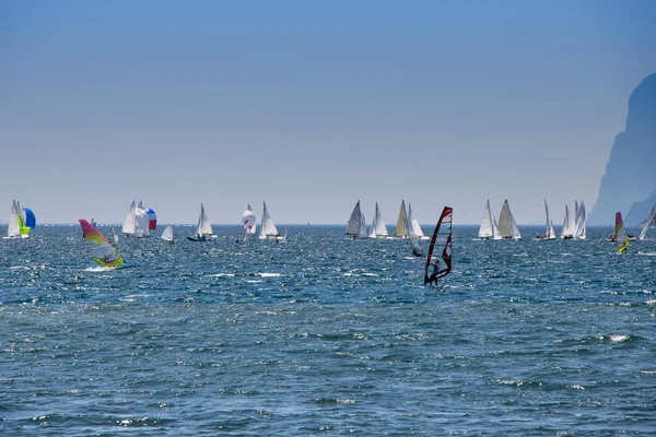 Windsurfer Surfen Und Segelboote Wind Auf Wellen Gardasee — Stockfoto