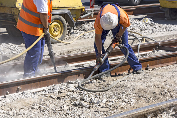 Два рабочих с пневматическим молотком
