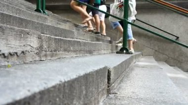 merdivenlerden yukarı yürümek