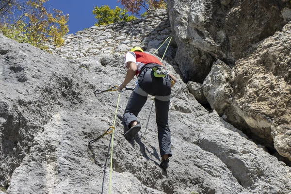 Junger Mann Erklettert Natürliche Hohe Felswand — Stockfoto