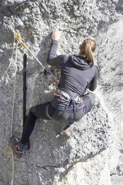Young Woman Climbing Natural High Rocky Wall — Stock Photo, Image