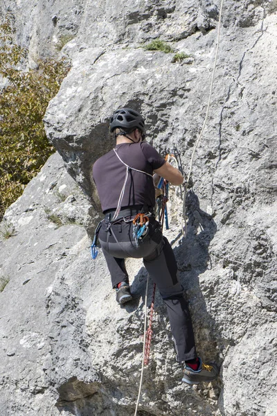 Junger Mann Erklettert Natürliche Hohe Felswand — Stockfoto