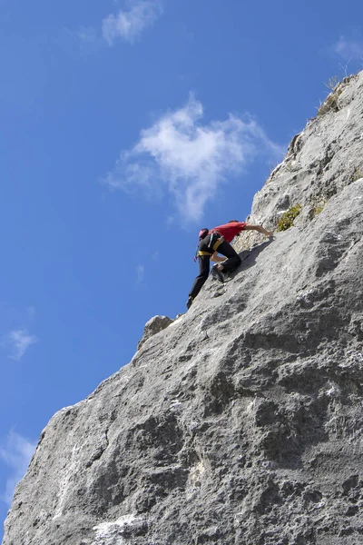 Jonge Sportman Beklimmend Natuurlijke Hoge Rotsachtige Muur Kalnik Kroatië — Stockfoto