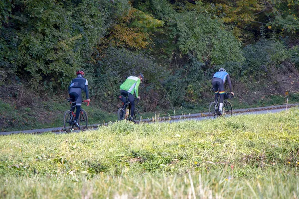 Gruppensportler Radeln Mit Dem Fahrrad Bergauf Auf Einer Straße — Stockfoto