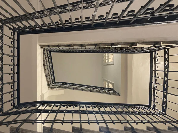 Alte Rechteckige Wendeltreppe Einem Gebäude — Stockfoto