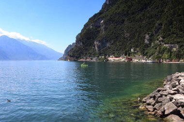 Trentino 'daki Riva del Garda kasabası, Ital' daki Lago di Garda Gölü 'nün yanında.