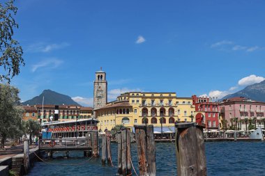 Trentino 'daki Riva del Garda kasabası, İtalya' daki Lago di Garda Gölü kıyısında.