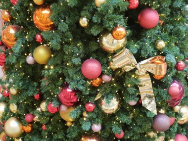 Noel süsleme ağacını ve topları kapat.