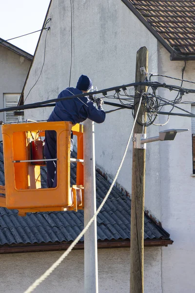 Elektryk Słupie Naprawia Linie Energetyczne — Zdjęcie stockowe