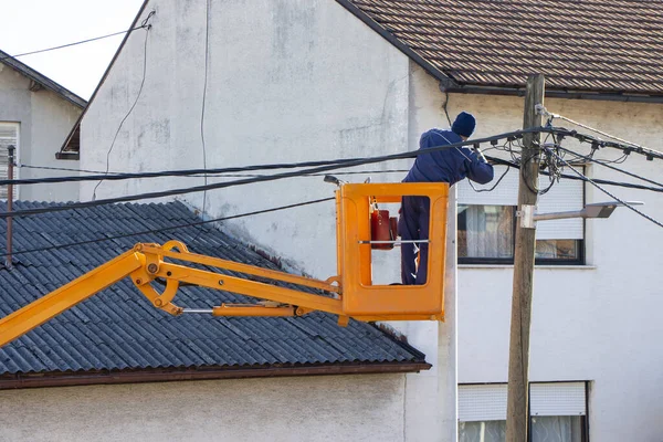 Trabalhador Eletricista Poste Reparando Linhas Energia — Fotografia de Stock